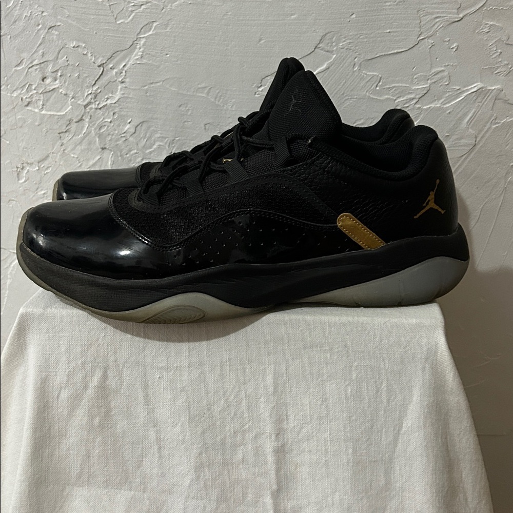 Air Jordan 11 CMFT Low DMP Black Gold Basketball Shoes DO0613-007
Men's 13
-
- - Picture 3 of 8